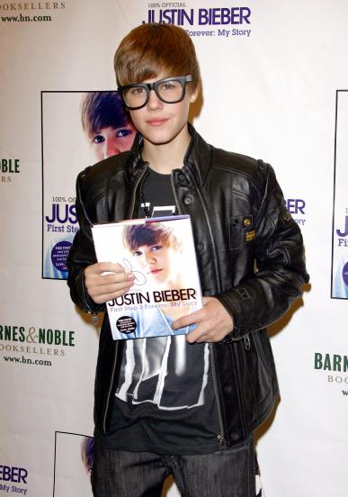 pictures of justin bieber with glasses on. Justin Bieber in Glasses: Hot