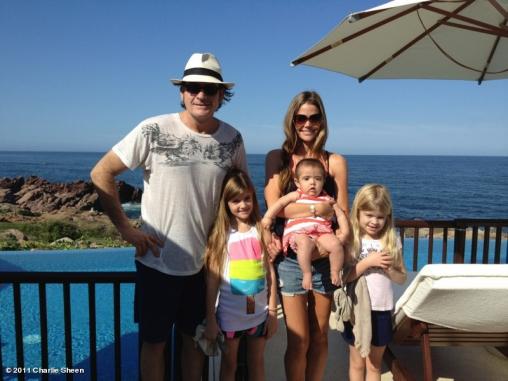 Gossip » Charlie Sheen Vacations, Poses for Photo with 'Modern Family'