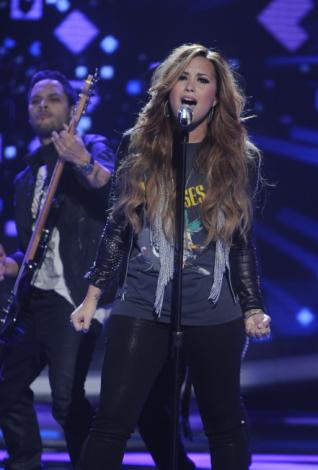 Demi Lovato American Idol Performance Pic