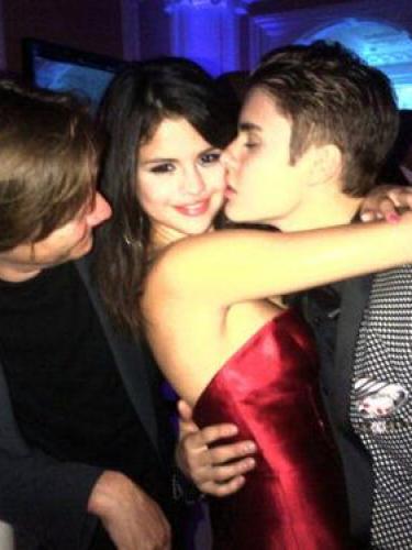 http://static.thehollywoodgossip.com/images/gallery/justin-bieber-and-selena-gomez-photograph_375x500.jpg