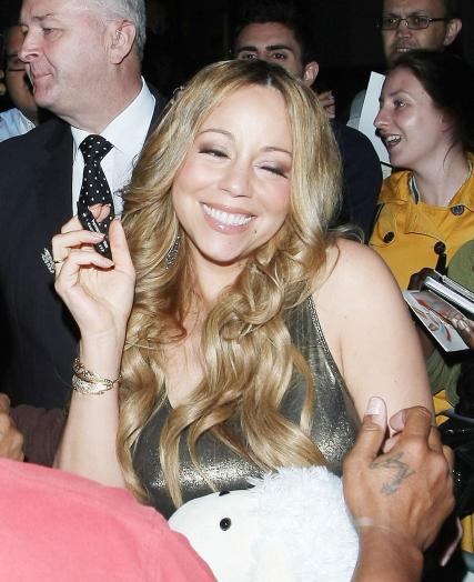 Mariah Carey Signs for Fans