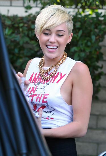 Miley Cyrus, No Bra