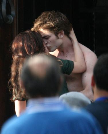 kristen stewart and robert pattinson kissing offset. Robert Pattinson is shirtless;