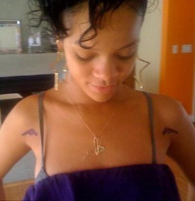 Follow the jump for another photo of Rihanna at the tattoo place, this time 
