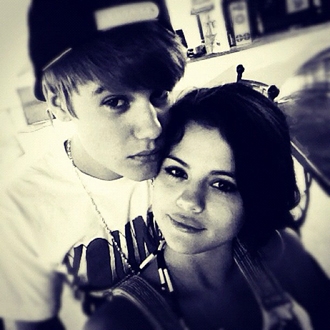Selena and Justin Twit Pic