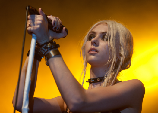 Taylor Momsen Sings Live