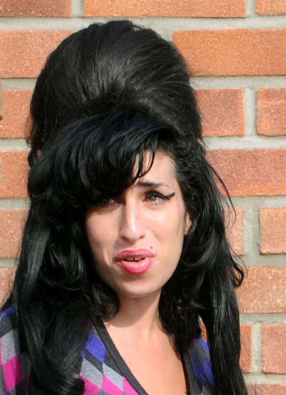 amy winehouse hairstyle. picture of Amy Winehouse.