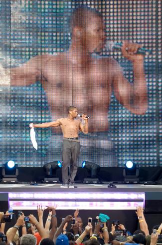 pics of usher shirtless. Usher shirtless: Hubba. Hubba.