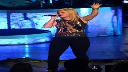 Kelly Clarkson - "Shake It Out"