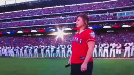 Kelly Clarkson - Star Spangled Banner (2010 World Series)